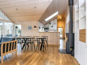 Fjellerupにある10 person holiday home in Glesborgのキッチン、ダイニングルーム(テーブル、椅子付)
