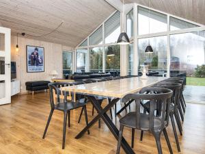 Fjellerupにある10 person holiday home in Glesborgのダイニングルーム(大きな木製テーブル、椅子付)