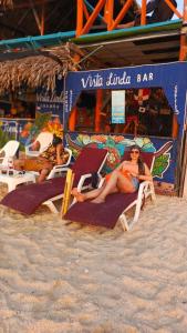 Vista Linda Cabaña في بلايا بلانكا: مجموعة من الناس يستلقون في الكراسي على الشاطئ