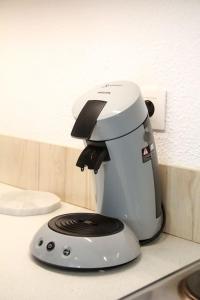 マンドリュー・ラ・ナプールにあるMARCO POLO - studio neuf avec parking & piscinesのカウンターの上に座るミキサー