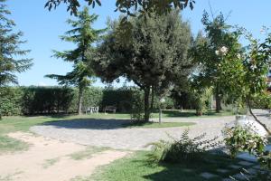 Um jardim em Axia Terme B&B, 4 min dal Centro Storico - PARK privato