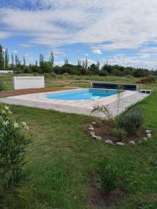 - une piscine au milieu d'une cour dans l'établissement Las Verbenas, à San Rafael