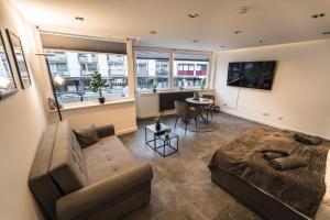 una sala de estar con un sofá y una mesa en Exklusive 1-Zimmer Stadtwohnung in Bremen, en Bremen