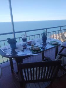 einen Tisch auf einem Balkon mit Meerblick in der Unterkunft Ático El Faro Cullera in Faro de Cullera