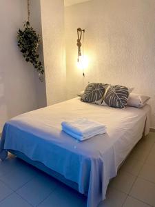 een bed met twee handdoeken erop bij Apartaestudio Zona Norte - Vipasa in Cali