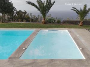 einen Pool in einer Villa mit Meerblick in der Unterkunft Antiga Fábrica de Chá in Nordestinho