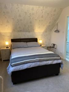 ein Schlafzimmer mit einem großen Bett mit einem Schreibtisch an der Wand in der Unterkunft Aultnagar Accommodation in Orkney