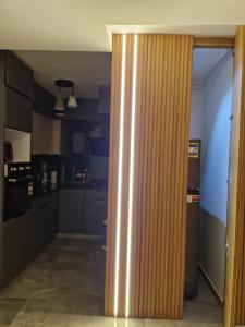 uma cozinha com uma porta de madeira num quarto em Comfy-lux Appartment em Alexandria