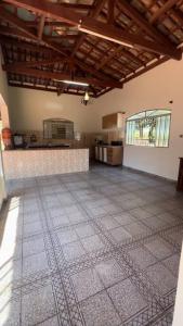 een grote kamer met een keuken en een tegelvloer bij Sítio Paraíso Uberaba in Uberaba