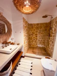 a bathroom with a sink and a shower at Tinamaste in Uvita