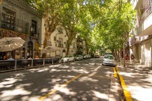 una calle con coches estacionados al costado de la carretera en Calle 3 de febrero, departamento en Belgrano en Buenos Aires