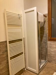 eine Dusche mit Glastür im Bad in der Unterkunft Ospedale Baggiovara - Modena appartamento Giardini 