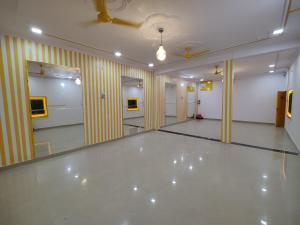 Habitación grande y vacía con pista de baile en Yellow Inn Guest House, en Lucknow