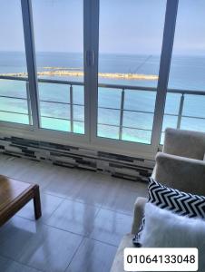 sala de estar con vistas al océano en شقة بالإسكندرية علي البحر مباشر, en Alejandría