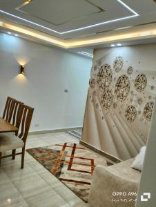 sala de estar con mesa y pared en شقة بالإسكندرية علي البحر مباشر, en Alejandría