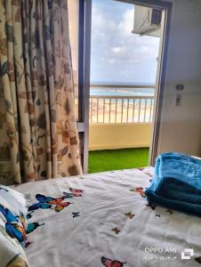 1 dormitorio con 1 cama y vistas a la playa en شقة بالإسكندرية علي البحر مباشر, en Alejandría