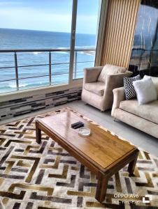 sala de estar con vistas al océano en شقة بالإسكندرية علي البحر مباشر, en Alejandría