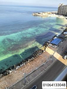 vistas aéreas al océano y a la playa en شقة بالإسكندرية علي البحر مباشر, en Alejandría