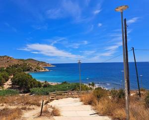 - une vue sur l'océan avec une lumière de rue dans l'établissement Lovely Oasis Or Ange - Exclusive, à La Vila Joiosa