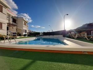 una piscina frente a un edificio en Montaña Clara Luxholidays, en Puerto Rico de Gran Canaria 14 fotos más