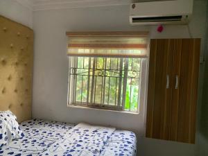 レッキにあるNew Travellers Lodge Sangotedo Lagosのベッドルーム(ベッド1台、窓付)