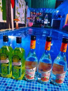 un gruppo di bottiglie di alcol sedute su un bancone di Sharon’s Private Pool Villa a Mandaue