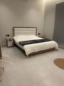 a bedroom with a bed and a tiled floor at شقه ذات سقف مرتفع لغير المدخنين في النرجس in Riyadh