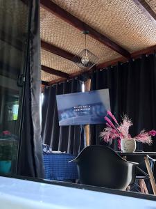 a view of a window with a black curtain at Portogalo, suíte com SPA in Angra dos Reis