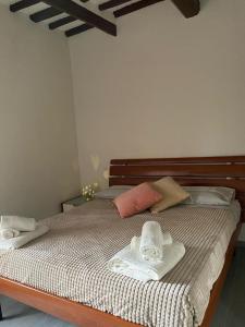1 dormitorio con 1 cama con toallas en Casa Borghellina, en Montaione