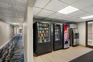 dos máquinas expendedoras de refrescos en un pasillo en Quality Inn & Suites North Little Rock, en North Little Rock