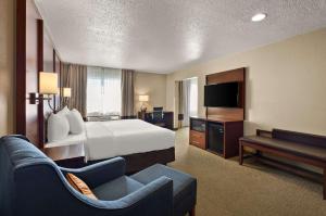 a large hotel room with a bed and a tv at Comfort Inn Near Ouabache State Park in Bluffton