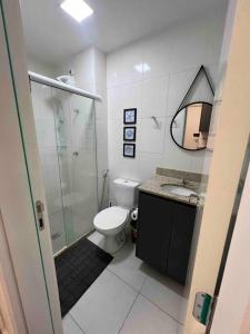 ein Badezimmer mit Dusche, Toilette und Waschbecken in der Unterkunft Studio America Gardens in Rio de Janeiro