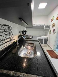 łazienka z umywalką w pokoju z łóżkiem piętrowym w obiekcie Studio America Gardens w mieście Rio de Janeiro