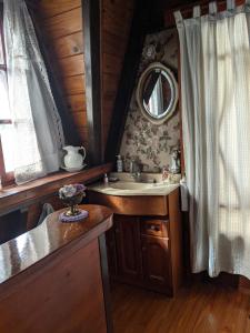 uma casa de banho com um lavatório e um espelho em Habitación Boutique em Villa Alsina