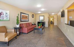 ein Wohnzimmer mit einem Sofa und einem Kamin in der Unterkunft Extended Stay America Suites - Fort Wayne - North in Fort Wayne