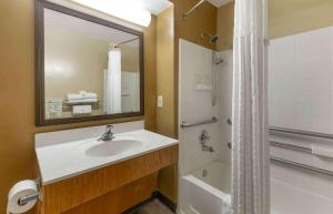 uma casa de banho com um lavatório e um chuveiro em Extended Stay America Suites - Raleigh - Cary - Harrison Ave em Cary