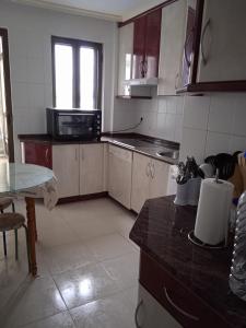 a kitchen with a counter top and a microwave at Apartamento Roma in Ciudad-Rodrigo