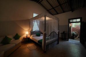 Postel nebo postele na pokoji v ubytování Vihanga Village - Jungle retreat in Dambulla