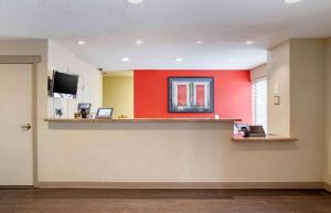 A television and/or entertainment centre at Extended Stay America Suites - Houston - Northwest - Hwy 290 - Hollister