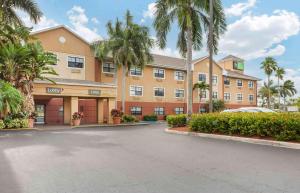 un gran edificio con palmeras en un aparcamiento en Extended Stay America Premier Suites - Fort Lauderdale - Deerfield Beach, en Deerfield Beach