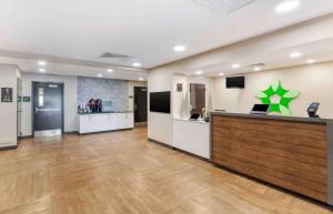 una hall di un ospedale con reception di Extended Stay America Premier Suites - Fort Lauderdale - Deerfield Beach a Deerfield Beach