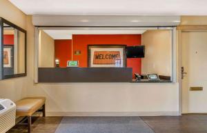 a view of a waiting room at a mealounge at Extended Stay America Select Suites - Detroit - Ann Arbor - University South in Ann Arbor