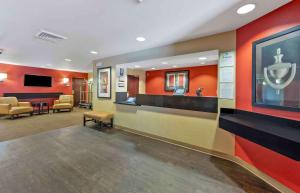 a waiting room in a hospital with a waiting room at Extended Stay America Select Suites - Detroit - Ann Arbor - University South in Ann Arbor