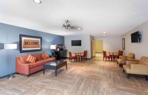 sala de estar con sofá, sillas y mesa en Extended Stay America Select Suites - Richmond - Innsbrook en Richmond