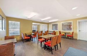 uma sala de jantar com mesas, cadeiras e janelas em Extended Stay America Suites - Columbus - Polaris em Columbus