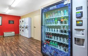 een koelkast gevuld met veel flessen frisdrank bij Extended Stay America Suites - Minneapolis - Woodbury in Woodbury