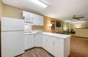 eine Küche mit weißen Geräten und ein Wohnzimmer in der Unterkunft Extended Stay America Suites - Hampton - Coliseum in Hampton