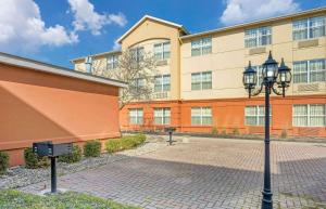 a building with a street light in front of it at Extended Stay America Suites - Columbus - Polaris in Columbus