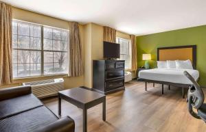 都柏林Extended Stay America酒店 - 哥伦布 - 塔特尔的配有床和沙发的酒店房间