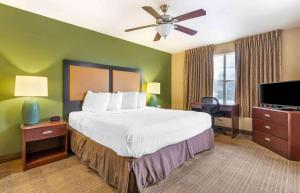 都柏林Extended Stay America酒店 - 哥伦布 - 塔特尔的酒店客房配有一张床和吊扇。
